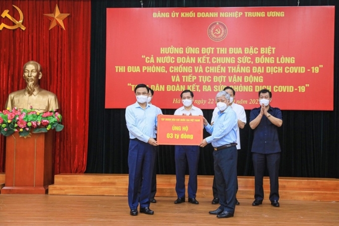 Chủ tịch UBTW MTTQ Việt Nam Đỗ Văn Chiến tiếp nhận sự ủng hộ từ Tập đoàn Dầu khí quốc gia trong vận động “Toàn dân đoàn kết, ra sức phòng, chống dịch COVID-19”.