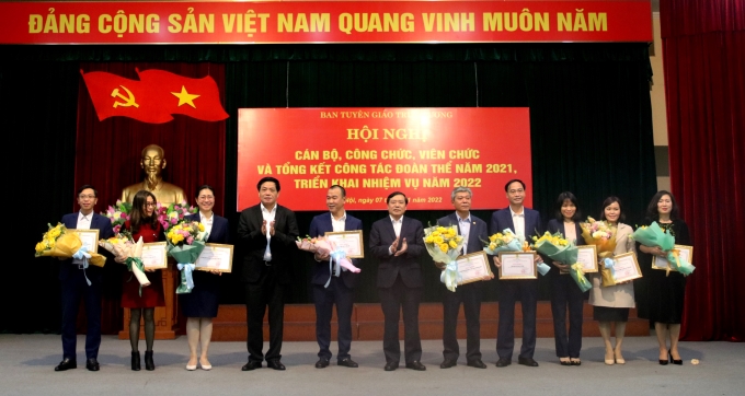 Đồng chí Lại Xuân Môn và đồng chí Trần Doãn Tiến khen thưởng cho 10 tập thể công đoàn bộ phận. (Ảnh: TA)