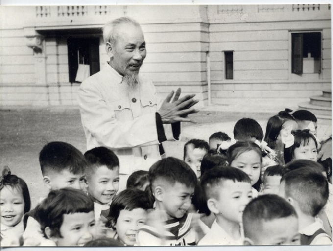 Sinh thời, Chủ tịch Hồ Chí Minh luôn dành sự quan tâm, yêu thương đặc biệt đến thiếu niên nhi đồng - những mầm xanh, “búp trên cành” sẽ là người chủ tương lai của nước nhà. Trong ảnh: Các cháu thiếu nhi mừng sinh nhật Bác 70 tuổi (Ảnh chụp năm 1960 tại sảnh Phủ Chủ tịch)