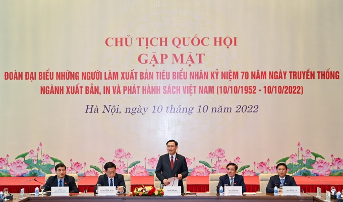 Chủ tịch Quốc hội Vương Đình Huệ biểu dương, chúc mừng những người làm công tác xuất bản, in và phát hành sách trong suốt chặng đường 70 năm xây dựng và phát triển.