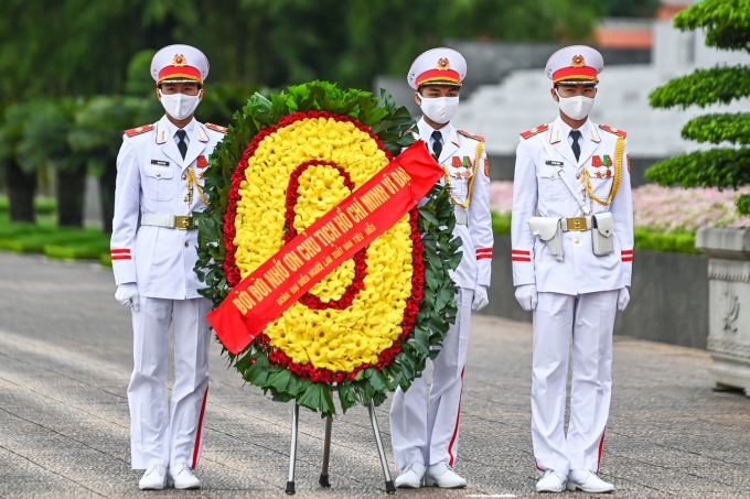 Đoàn đại biểu ngành Xuất bản, In và Phát hành sách Việt Nam tỏ lòng thành kính dâng lên Chủ tịch Hồ Chí Minh những bông hoa tươi thắm nhất để bày tỏ lòng biết ơn vô hạn đối với công ơn trời biển của Chủ tịch Hồ Chí Minh vĩ đạo