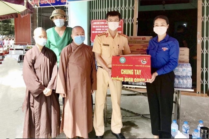 Ban Trị sự Giáo hội Phật giáo tỉnh và Tỉnh đoàn Tuyên Quang tặng quà chốt kiểm soát liên ngành phòng, chống dịch COVID-19 tại xã Hợp Thành, huyện Sơn Dương.