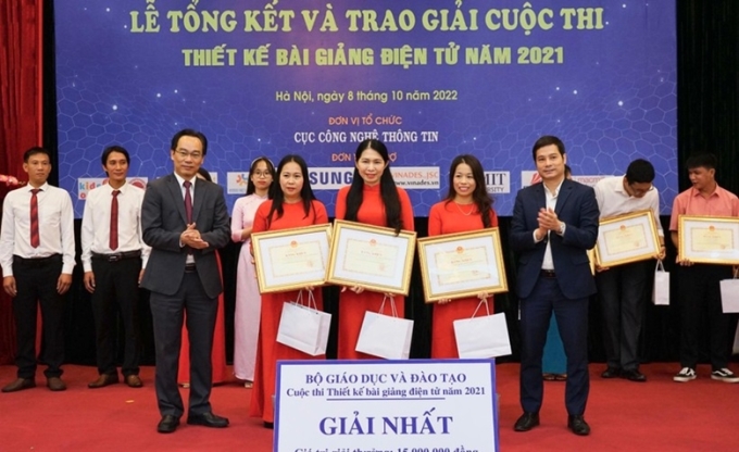 Ban Tổ chức trao giải Nhất cuộc thi Thiết kế bài giảng điện tử năm 2021. Ảnh: TT