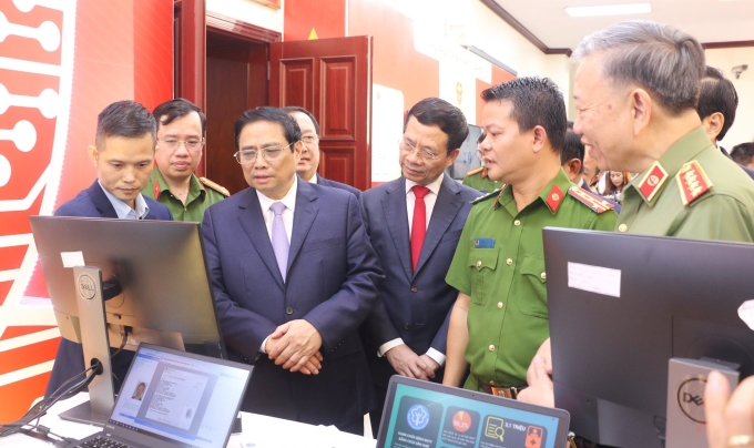 Thủ tướng Chính phủ Phạm Minh Chính và các đại biểu thăm quan gian trưng bày ứng dụng Căn cước công dân (CCCD) gắn chíp trong khám chữa bệnh BHYT của ngành BHXH Việt Nam.