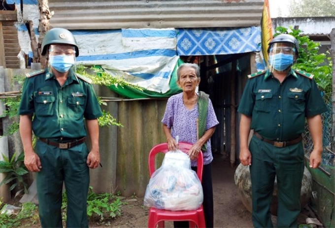 Bộ đội Biên phòng Sóc Trăng trao tặng quà hỗ trợ người dân Khmer khu vực biên giới biển thị xã Vĩnh Châu. (Ảnh: TTXVN phát)