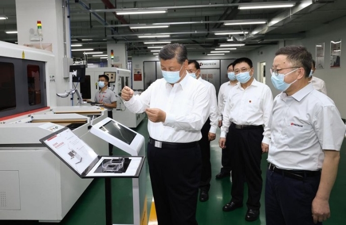 Tổng Bí thư, Chủ tịch nước Trung Quốc Tập Cận Bình thăm một nhà máy sản xuất sản phẩm công nghệ cao ở tỉnh Hồ Bắc. (Nguồn: THX)