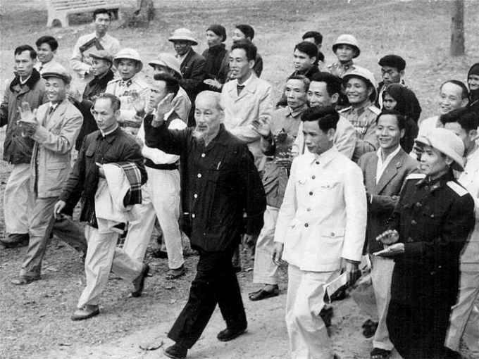 Chủ tịch Hồ Chí Minh thăm cán bộ và nhân dân tỉnh Phú Thọ năm 1962 (Ảnh: https://phapluatxahoi.vn).