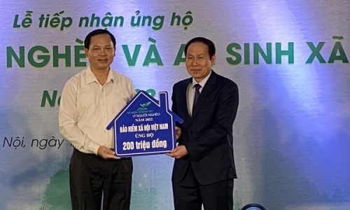 BHXH Việt Nam ủng hộ Quỹ Vì ngươi nghèo và an sinh xã hội