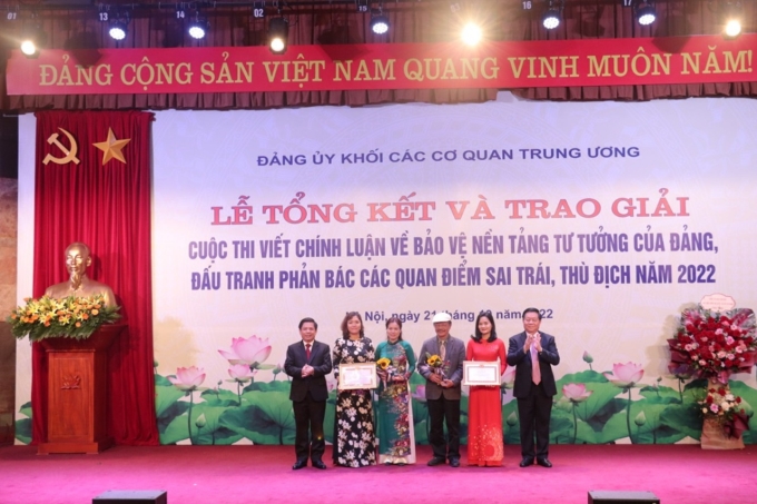 Đồng chí Nguyễn Trọng Nghĩa và đồng chí Nguyễn Văn Thể trao giải Nhất cho các tác giả