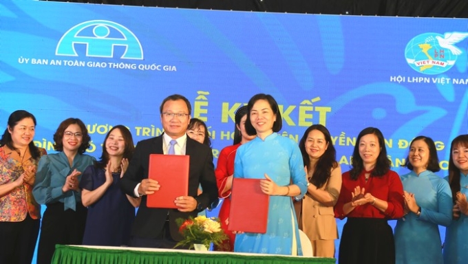 Phó Chủ tịch Hội LHPN Việt Nam Nguyễn Thị Minh Hương và Phó Chủ tịch chuyên trách UBATGTG Khuất Việt Hùng ký kết Chương trình phối hợp giai đoạn 2022-2027