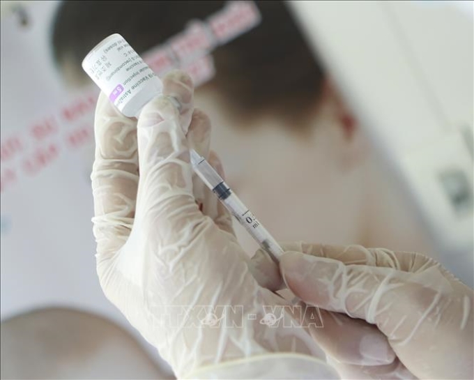 Tiêm vaccine phòng COVID-19 cho người dân. Ảnh: TTXVN