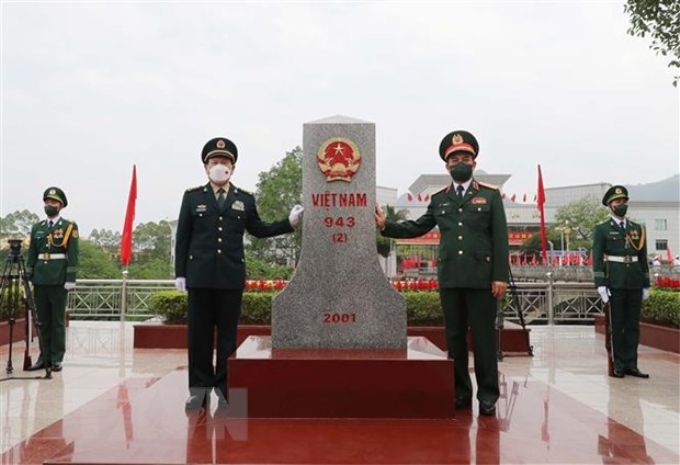 Bộ trưởng Quốc phòng Phan Văn Giang và Bộ trưởng Quốc phòng Trung Quốc Ngụy Phượng Hòa bên cột mốc biên giới Việt Nam tại cửa khẩu Tà Lùng. (Ảnh: Trọng Đức/TTXVN)