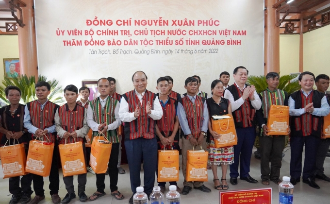 Đồng chí Nguyễn Xuân Phúc, Ủy viên Bộ Chính trị, Chủ tịch nước CHXHCN Việt Nam thăm đồng bào các dân tộc thiểu số tỉnh Quảng Bình.