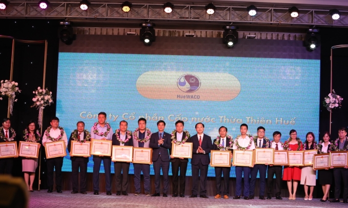 Phó Tổng giám đốc Chu Mạnh Sinh và Phó Chủ tịch Liên đoàn Lao động Ngọ Duy Hiểu trao tặng bằng khen cho các cá nhân và đơn vị.