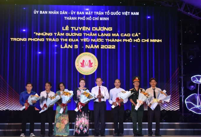 Ông Nguyễn Văn Nên, Bí thư Thành ủy TP Hồ Chí Minh tặng hoa cho "Những tấm gương thầm lặng mà cao cả" trong tối 9/11.
