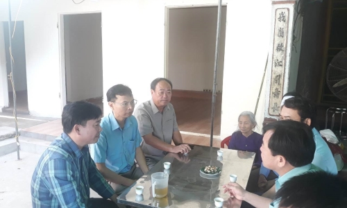 Ủy ban ATGT Quốc gia vừa thăm hỏi, động viên gia đình nạn nhân vụ TNGT xảy ra ở huyện Nho Quan, tỉnh Ninh Bình