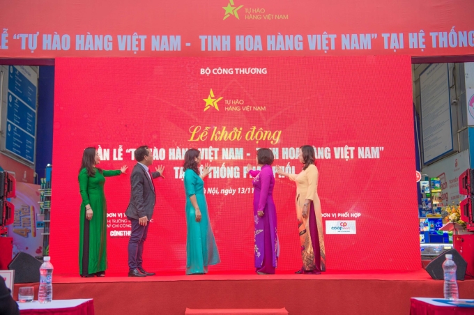 Các đại biểu cùng tham gia bấm nút phát động Tuần lễ “Tự hào hàng Việt Nam - Tinh hoa hàng Việt Nam tại hệ hống phân phối
