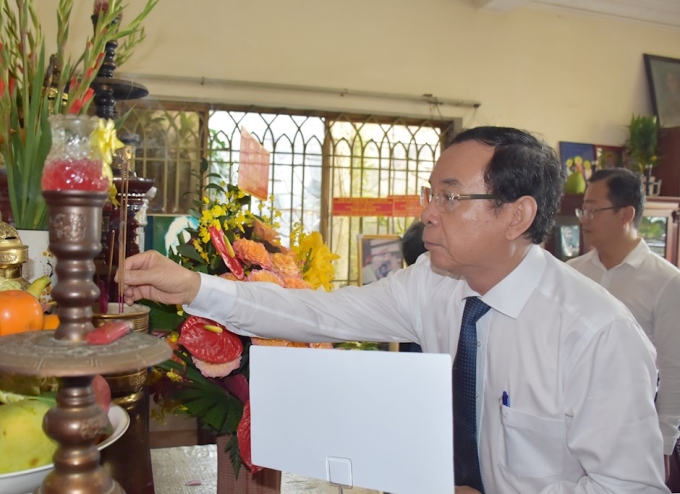 Đồng chí Nguyễn Văn Nên thắp hương tưởng nhớ cố Giáo sư Trần Văn Giàu