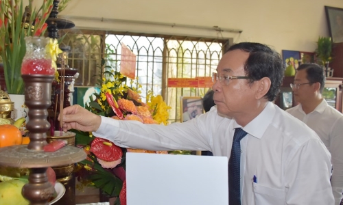 Bí thư Thành ủy Thành phố Hồ Chí Minh Nguyễn Văn Nên thăm các nhà giáo, gia đình nhà giáo tiêu biểu