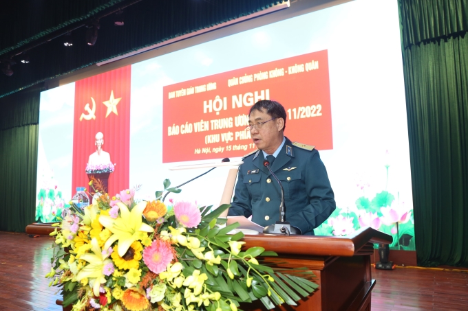 Thiếu tướng Bùi Tố Việt, Phó Chính ủy Quân chủng PK-KQ phát biểu tại hội nghị. (Ảnh: TA)