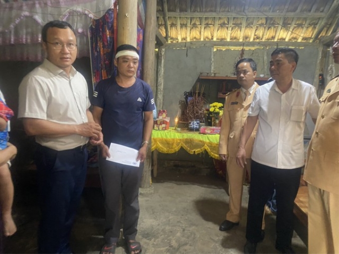 Ông Khuất Việt Hùng, Phó Chủ tịch chuyên trách Ủy ban ATGT Quốc gia thăm hỏi, động viên gia đình anh Dương Văn Hợi.