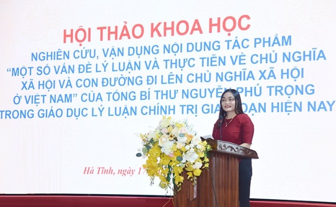 Đồng chí Nguyễn Thị Hà Tân, Phó trưởng Ban Thường trực Ban Tuyên giáo Tỉnh ủy Hà Tĩnh phát biểu.