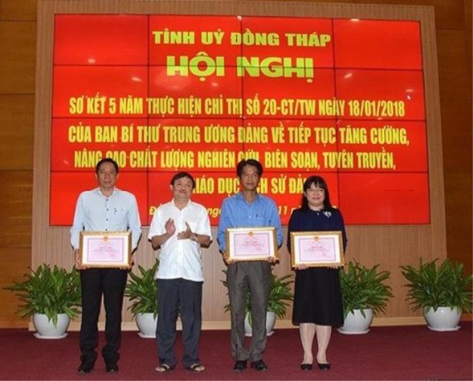 Đồng chí Phan Văn Thắng - Phó Bí thư Thường trực Tỉnh ủy,
            Chủ tịch Hội đồng nhân dân Tỉnh trao Bằng khen cho các tập thể có thành tích xuất sắc.