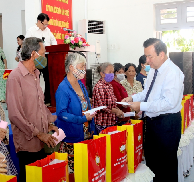 Lãnh đạo Tỉnh tặng quà cho gia đình chính sách trên địa bàn xã Tân Đông.(Ảnh: TA)