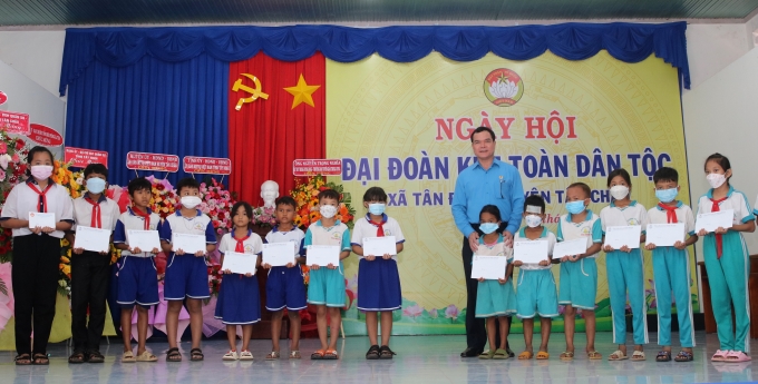 Chủ tịch Tổng LĐLĐ Việt Nam Nguyễn Đình Khang trao học bổng cho con em công nhân người lao động.(Ảnh: TA)