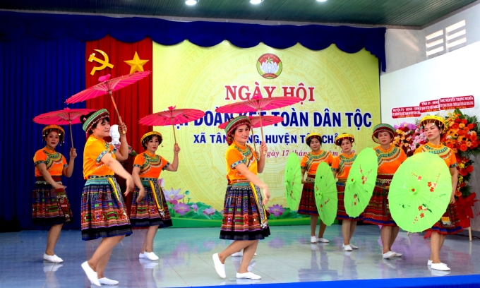 Tiết mục ca múa tại Ngày hội Đại đoàn kết toàn dân tộc. (Ảnh: TA)