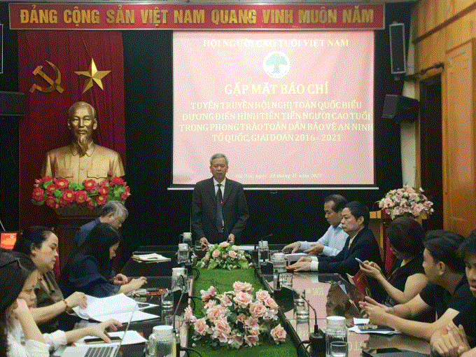 Đồng chí Phan Văn Hùng – Phó Chủ tịch Trung ương Hội Người cao tuổi Việt Nam phát biểu tại buổi gặp mặt báo chí (Ảnh: DP)