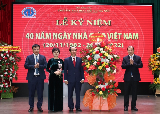 Đồng chí Lê Hải Bình chúc mừng Trường Đại học Nội vụ Hà  Nội nhân kỷ niệm ngày Nhà giáo Việt Nam.