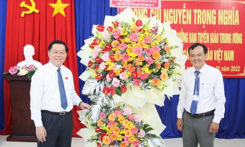 Đồng chí Nguyễn Trọng Nghĩa tới thăm và chúc mừng thầy cô giáo Trường THPT Chuyên Hoàng Lê Kha