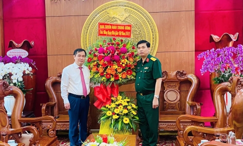 Phó Trưởng ban Tuyên giáo Trung ương Phan Xuân Thủy thăm và chúc mừng  Trường Quân sự Quân khu 7 và Học viện Chính trị khu vực II