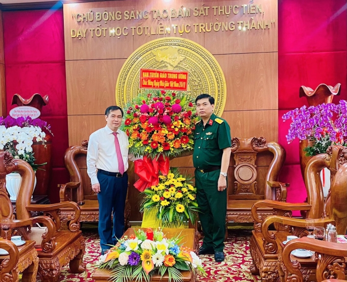 Đồng chí Phan Xuân Thủy, Phó Trưởng Ban Tuyên giáo Trung ương tặng lẵng hoa chúc mừng Trường Quân sự Quân khu 7 nhân kỷ niệm Ngày Nhà giáo Việt Nam.