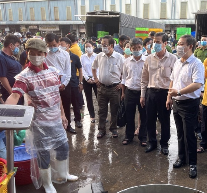 Đoàn lãnh đạo UBND TPHCM kiểm tra công tác an toàn thực phẩm và phòng chống dịch tại chợ đầu mối Bình Điền, TPHCM. Ảnh: HOÀNG HÙNG