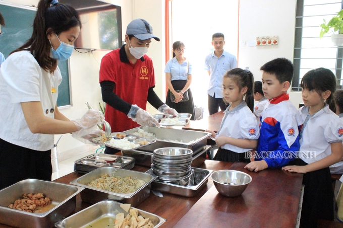 Phụ huynh học sinh Trường Tiểu học Vũ Ninh 1 giám sát công tác tổ chức bữa ăn bán trú cho học sinh.