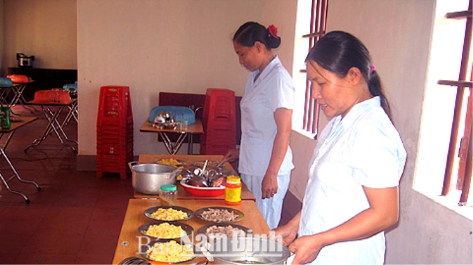 Chuẩn bị bữa ăn bán trú cho học sinh tại Trường THCS Nghĩa Hưng (Nghĩa Hưng).