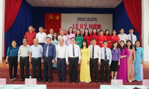 Trưởng Ban Tuyên giáo Trung ương Nguyễn Trọng Nghĩa chúc mừng Trường Chính trị Tây Ninh nhân kỷ niệm 40 năm ngày Nhà giáo Việt Nam