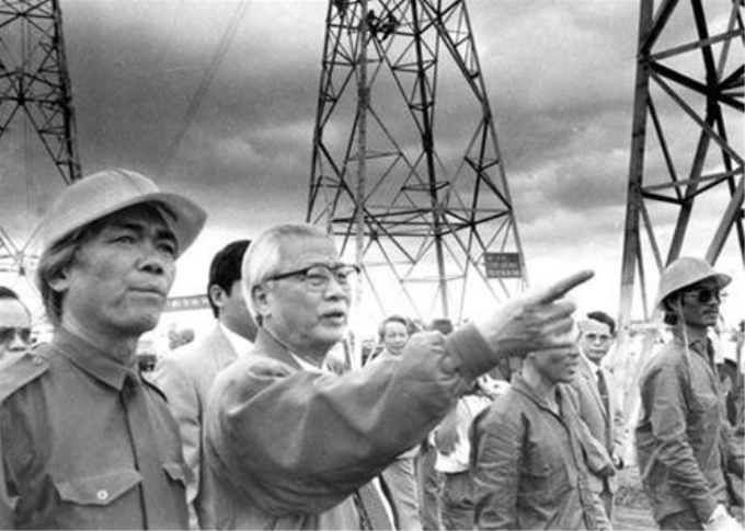 Thủ tướng Võ Văn Kiệt trong ngày hoàn thành đường dây tải điện 500 KV Bắc-Nam (tháng 5/1994). Ảnh: Nguyễn Công Thành
