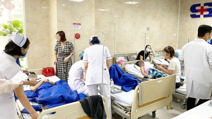 Các học sinh nhập viện điều trị sau vụ ngộ độc thực phẩm.