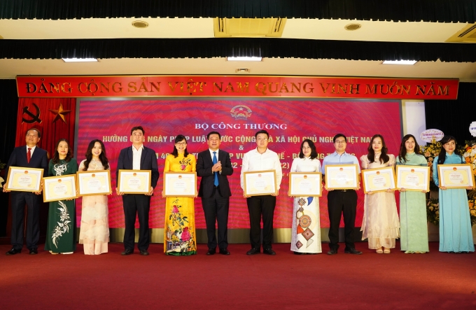 Bộ trưởng Nguyễn Hồng Diên trao tặng bằng khen cho các cá nhân xuất sắc.