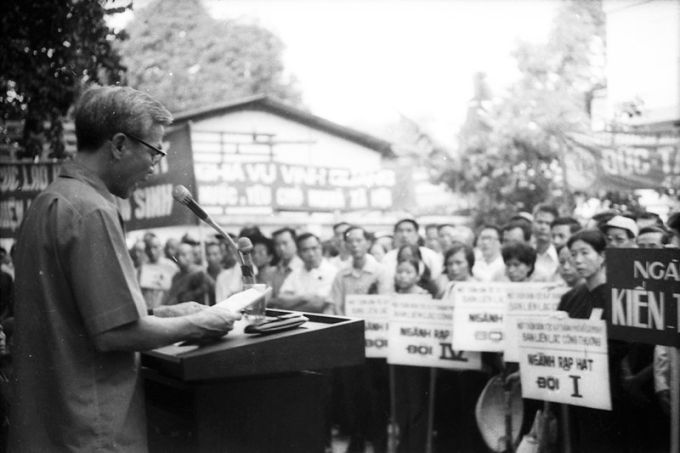 Ngày 16/4/1976 UBMTDTGP TP.HCM làm lễ ra quân do các đoàn tình nguyện đi lao động xã hội chủ nghĩa. Đồng chí Võ Văn Kiệt, Chủ tịch UBNDCM TPHCM kêu gọi mọi người hăng hái than gia sản xuất. (Ảnh: TTXVN)