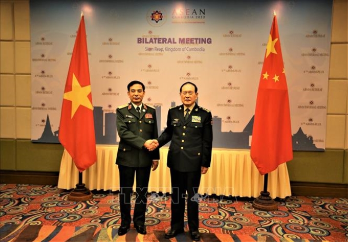Đại tướng Phan Văn Giang, Bộ trưởng Bộ Quốc phòng Việt Nam (trái) và Thượng tướng Ngụy Phượng Hòa, Bộ trưởng Bộ Quốc phòng Trung Quốc tại cuộc gặp song phương.