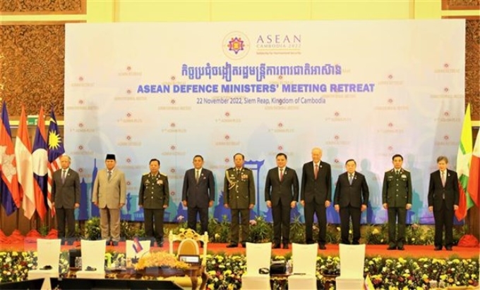 Bộ trưởng Quốc phòng, lãnh đạo Bộ Quốc phòng các nước ASEAN và Tổng Thư ký ASEAN Lim Jock Hoi chụp ảnh chung tại Hội nghị. (Ảnh: TTXVN)