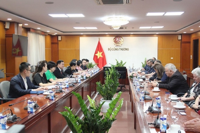 Thứ trưởng Nguyễn Sinh Nhật Tân thay mặt Bộ Công Thương cảm ơn phía Rumani đã ủng hộ Việt Nam trong thời gian qua, đặc biệt trong việc ký kết và thông qua 2 Hiệp định EVFTA và EVIPA.
