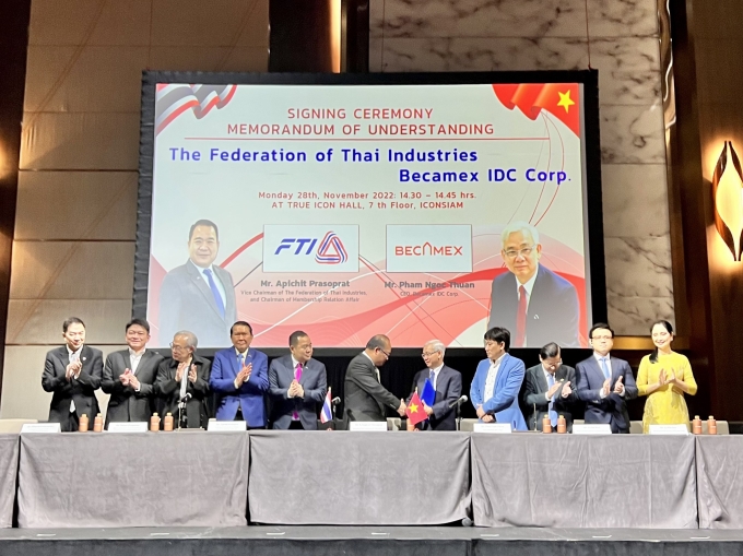 Đại diện lãnh đạo hai đơn vị, ông Phạm Ngọc Thuận – Tổng Giám đốc Tổng công ty Becamex IDC và ông Apichit Prasoprat, Phó Chủ tịch Liên đoàn Công nghiệp Thái Lan, ký kết bản thỏa thuận hợp tác.