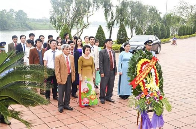 Cán bộ công chức Ban Tuyên giáo Tỉnh ủy Quảng Trị dâng hoa tại Khu lưu niệm Tổng Bí thư Lê Duẩn