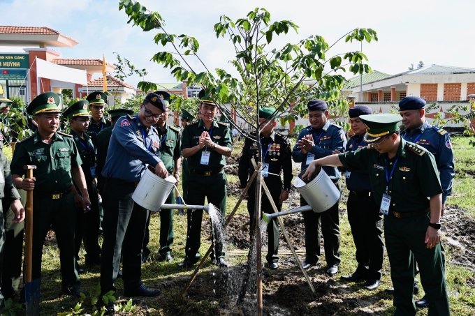 Đoàn sĩ quan trẻ Biên phòng Việt Nam và Campuchia tổ chức chương trình trồng cây thanh niên tại đồn Biên phòng Lình Huỳnh, Bộ đội Biên phòng Kiên Giang