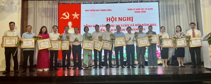 Khen thưởng các tập thể có thành tích xuất sắc trong công tác dư luận xã hội năm 2022